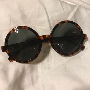 Round tortoise shell sunglasses